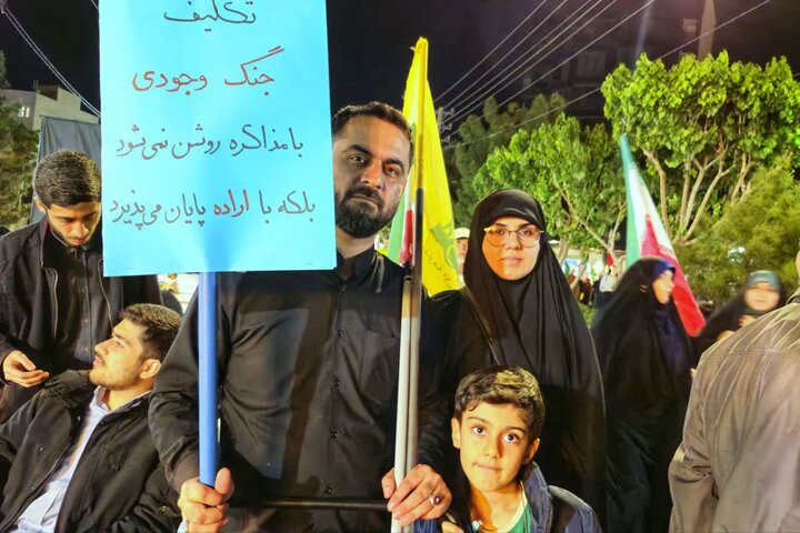 تصاویر/ حضور خانوادگی در تجمعات خروش ملت و دست نوشته‌های همراه آنان
