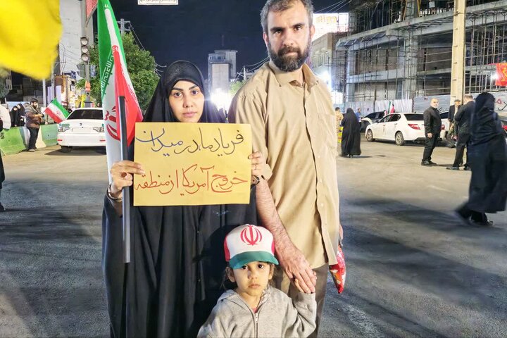 تصاویر/ حضور خانوادگی در تجمعات خروش ملت و دست نوشته‌های همراه آنان