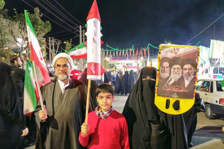 تصاویر/ حضور خانوادگی در تجمعات خروش ملت و دست نوشته‌های همراه آنان