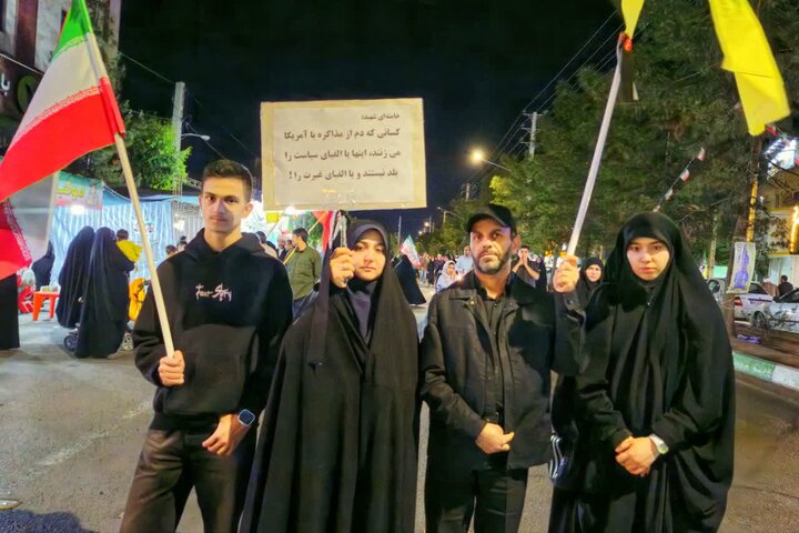تصاویر/ حضور خانوادگی در تجمعات خروش ملت و دست نوشته‌های همراه آنان