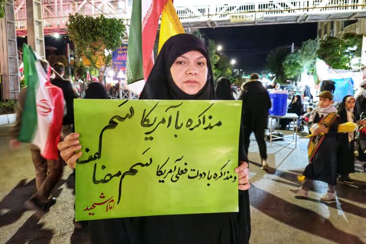 تصاویر/ حضور خانوادگی در تجمعات خروش ملت و دست نوشته‌های همراه آنان