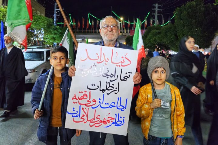 تصاویر/ حضور خانوادگی در تجمعات خروش ملت و دست نوشته‌های همراه آنان