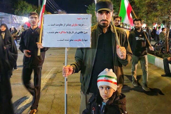 تصاویر/ حضور خانوادگی در تجمعات خروش ملت و دست نوشته‌های همراه آنان