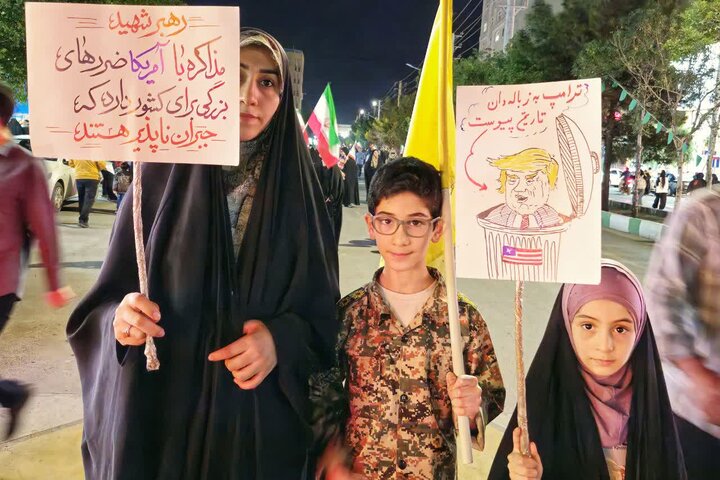 تصاویر/ حضور خانوادگی در تجمعات خروش ملت و دست نوشته‌های همراه آنان