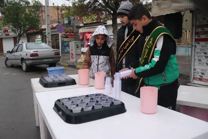 تصاویر/ فعالیت موکب مدرسه علمیه امام خامنه ای ارومیه در شب میلاد با سعادت امام رضا (ع)