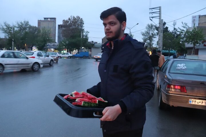 تصاویر/ فعالیت موکب مدرسه علمیه امام خامنه ای ارومیه در شب میلاد با سعادت امام رضا (ع)
