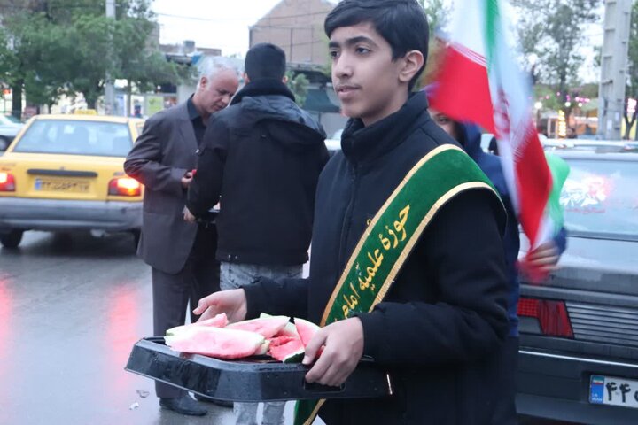 تصاویر/ فعالیت موکب مدرسه علمیه امام خامنه ای ارومیه در شب میلاد با سعادت امام رضا (ع)