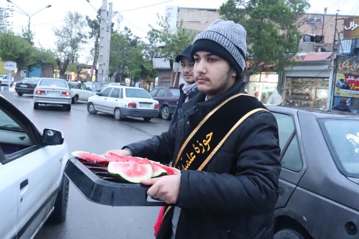تصاویر/ فعالیت موکب مدرسه علمیه امام خامنه ای ارومیه در شب میلاد با سعادت امام رضا (ع)