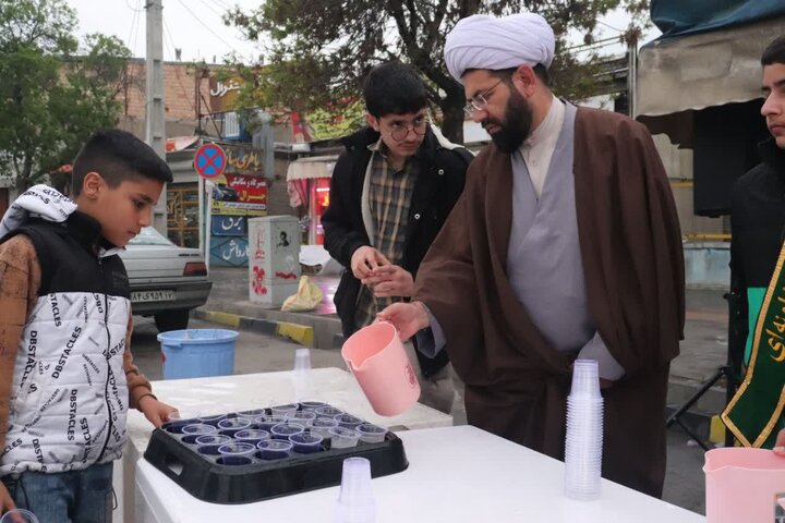 تصاویر/ فعالیت موکب مدرسه علمیه امام خامنه ای ارومیه در شب میلاد با سعادت امام رضا (ع)