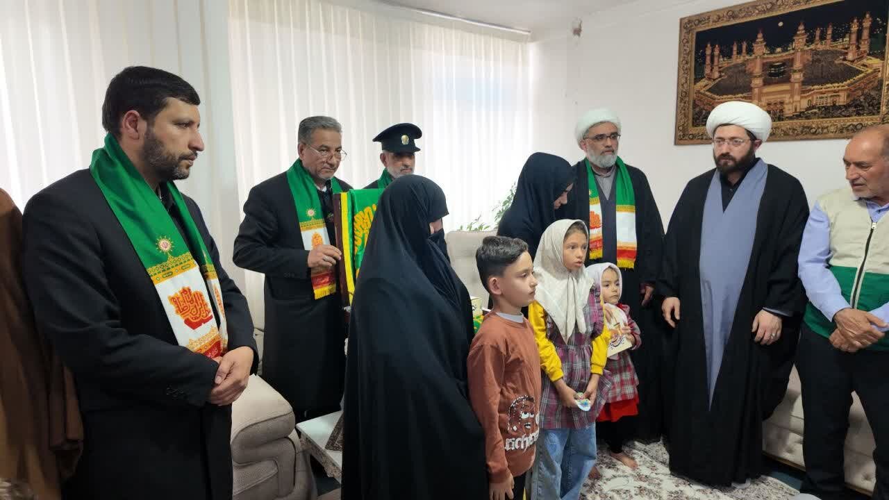 فیلم| حضور خادمان بارگاه مقدس امام رضا (ع)  در منزل شهید  محمد عادلی در شهرستان نقده