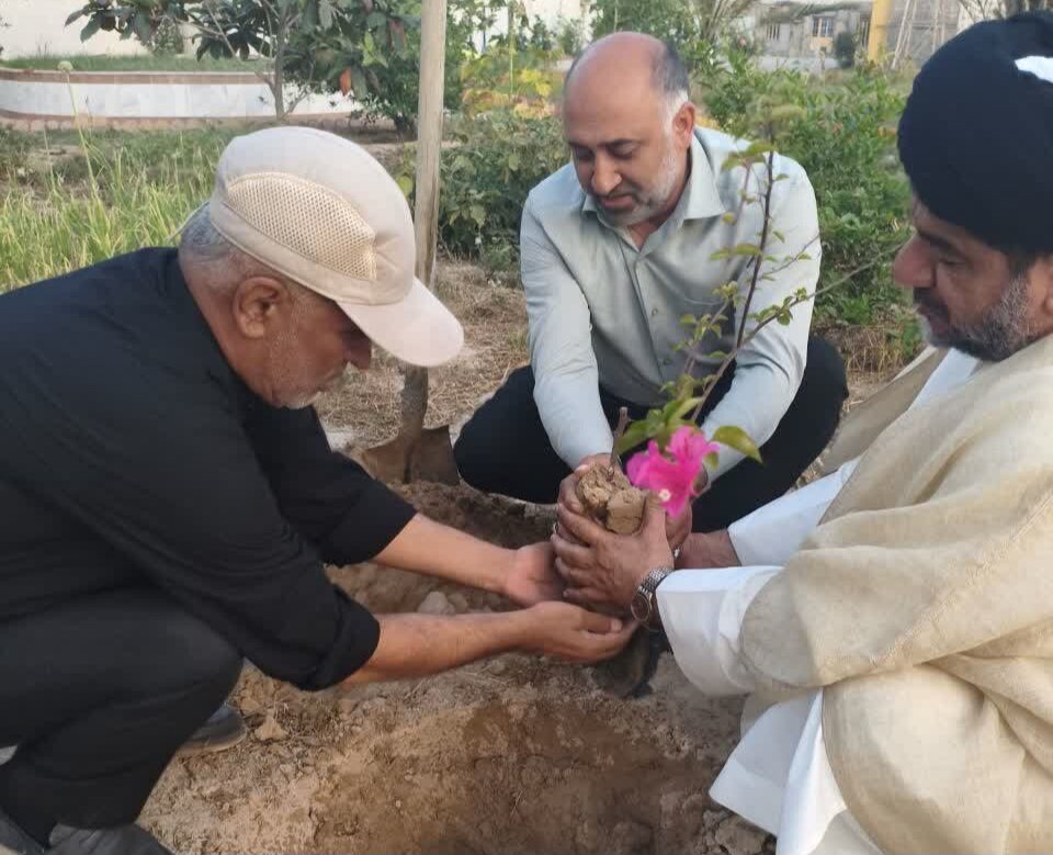 توسط/ کاشت ۴ اصله نهال توسط امام جمعه گناوه