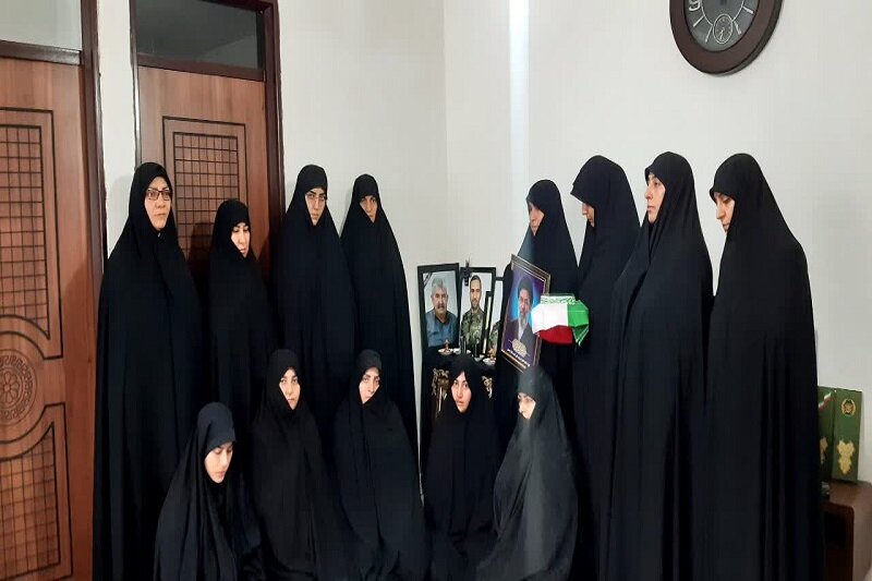 تجلیل از خانواده شهید رجبی در هرسین، با محوریت پویش «لبیک به پیام مقام معظم رهبری»+عکس