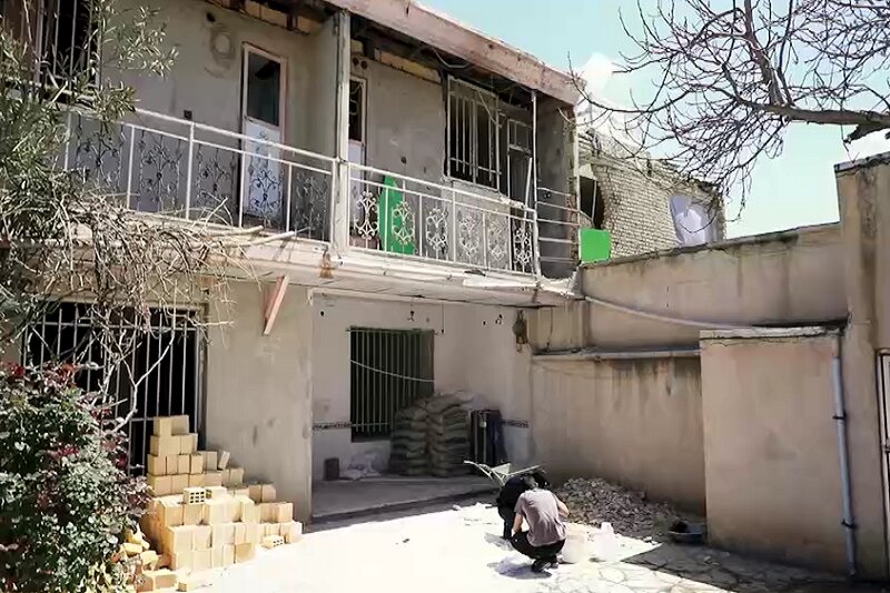طلاب جهادی کرمانشاه در میدان بازسازی منازل آسیب‌دیده از حملات هوایی دشمن+تصاویر