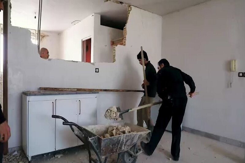 طلاب جهادی کرمانشاه در میدان بازسازی منازل آسیبدیده از حملات هوایی دشمن+تصاویر