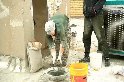 طلاب جهادی کرمانشاه در میدان بازسازی منازل آسیب‌دیده از حملات هوایی دشمن + تصاویر