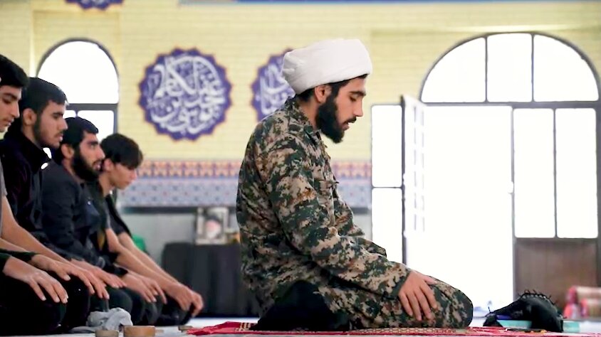 طلاب جهادی کرمانشاه در میدان بازسازی منازل آسیب‌دیده از حملات هوایی دشمن+تصاویر