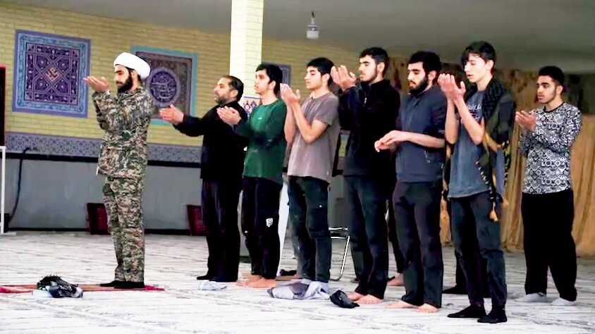 طلاب جهادی کرمانشاه در میدان بازسازی منازل آسیب‌دیده از حملات هوایی دشمن+تصاویر