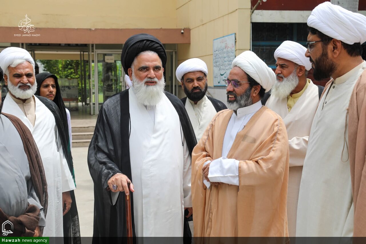 Rencontre du chef du Mouvement de l'Éveil de l'Oumma Mustafa du Pakistan avec l’ayatollah Hafez Riaz Najafi à la Jamia Al-Muntazar de Lahore