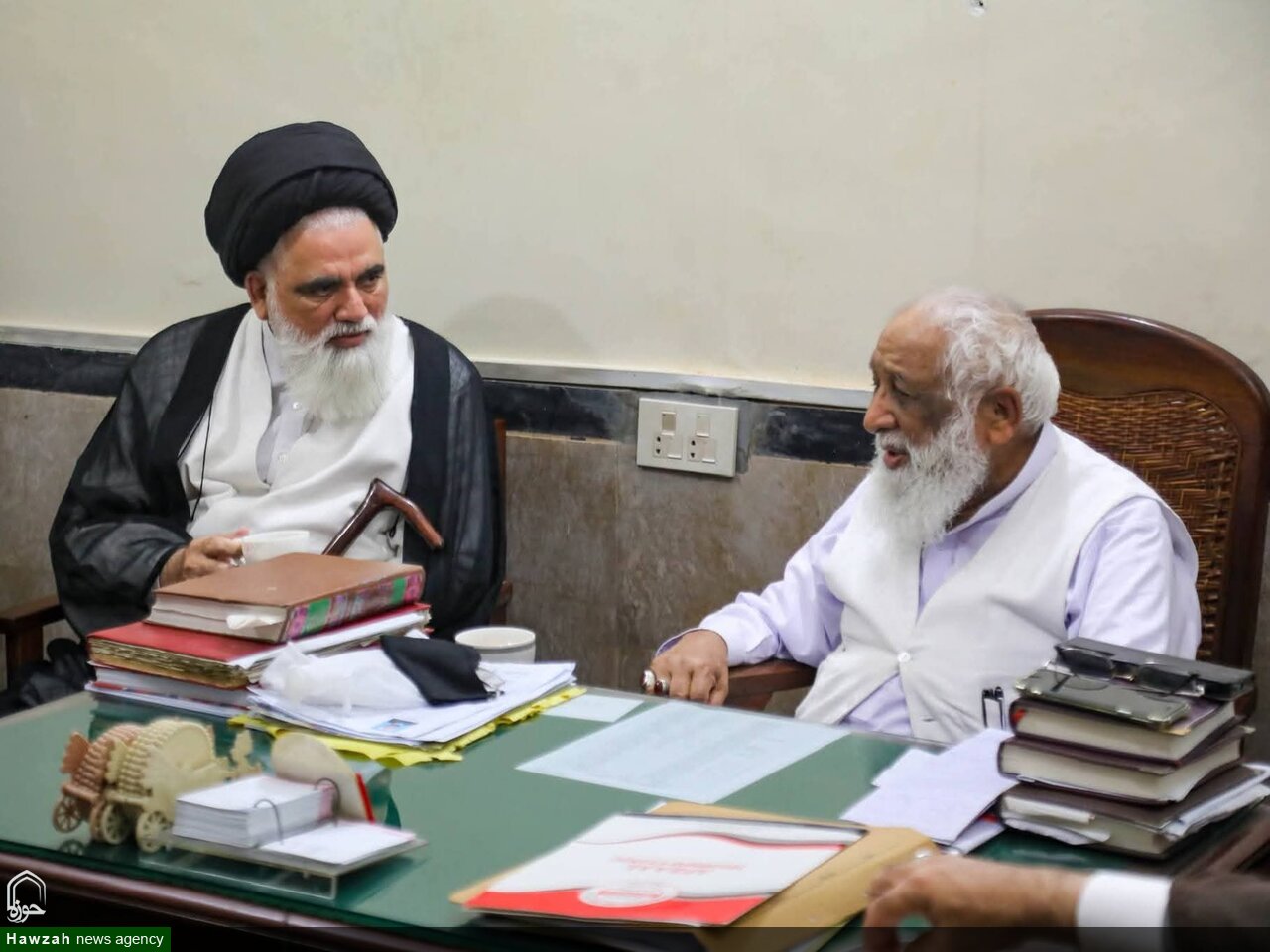Rencontre du chef du Mouvement de l'Éveil de l'Oumma Mustafa du Pakistan avec l’ayatollah Hafez Riaz Najafi à la Jamia Al-Muntazar de Lahore