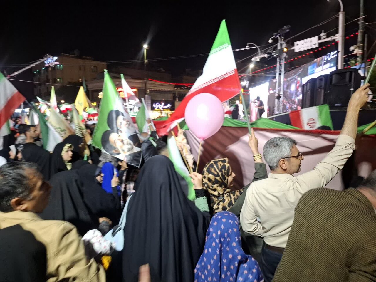اجتماع بزرگ کاروان خادمیاران رضوی کاشان در حرم رضوی برگزار شد +تصاویر