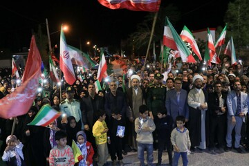 تصاویر| حضور با شکوه مردم حاجی آباد در خیابان با حضور کاروان زیر سایه خورشید