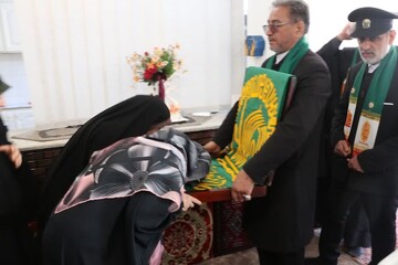 تصاویر/ دیدار خادمان و حاملین پرچم امام رضا با خانواده شهدا در ارومیه