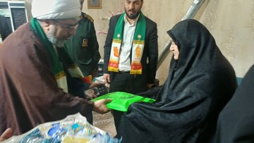 تصاویر/ حضور خادمان بارگاه ملکوتی امام رضا (ع) در منزل شهید ناروئی در زرندیه
