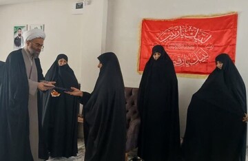 تجلیل مدیر حوزه‌ علمیه خواهران کردستان از خانواده‌ شهید میلاد معظمی