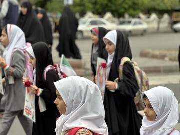 تصاویر/ رزمایش امروز دانش آموزان دبستان مبین شهرستان بابل به یاد دانش آموزان میناب