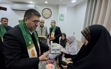 تصاویر/ دیدار خدام رضوی با خانواده شهید حسین احمدی