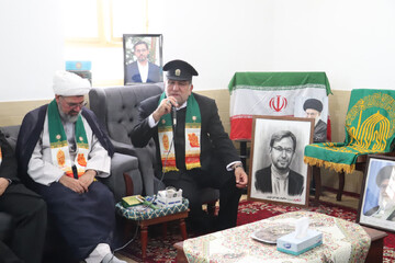 تصاویر/ دیدار خادمان حرم امام رضا (ع) با خانواده شهید سید محمد رضا موسوی