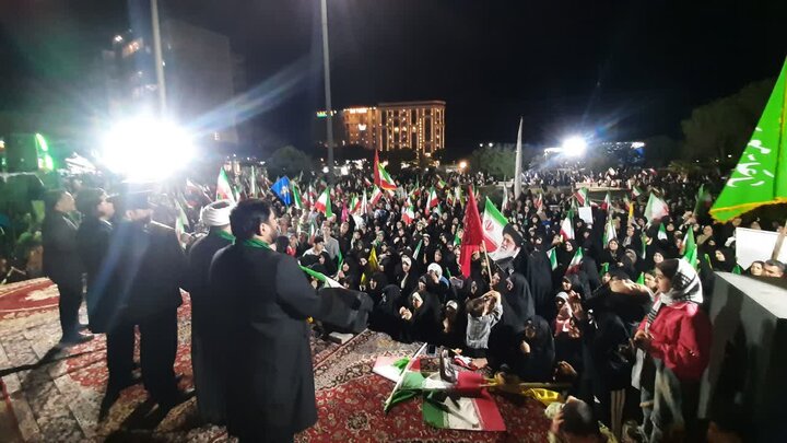 تصاویر:پنجاه ونهمین تجمع شبانه مردم قمضربا حضورکاروان زیرسایه خورشید