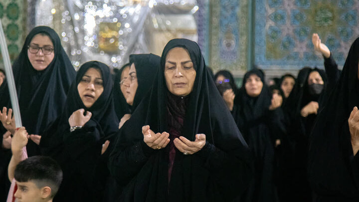 تصاویر:غباروبی حرم هلال بن علی به مناسبت میلاد با سعادت امام رضا