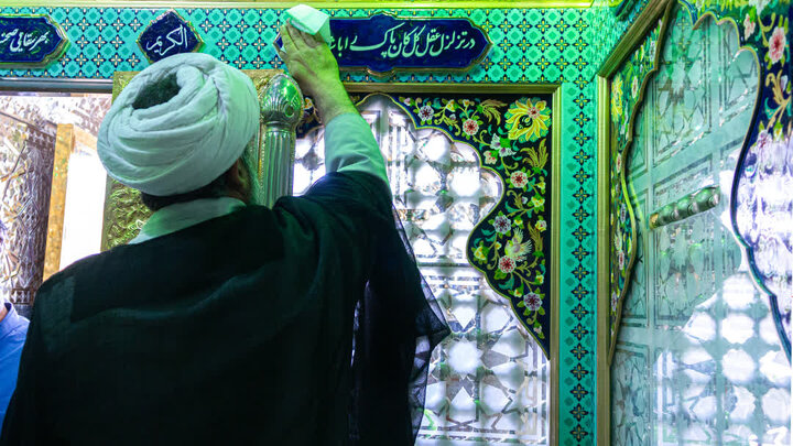 تصاویر:غباروبی حرم هلال بن علی به مناسبت میلاد با سعادت امام رضا