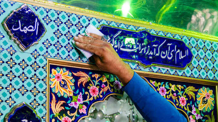 تصاویر:غباروبی حرم هلال بن علی به مناسبت میلاد با سعادت امام رضا