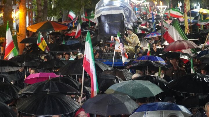 تصاویر/ پنجاه و نهمین شب؛ میدان اصلی شهرستان خوی مملو از جمعیتی شد که «مرگ بر آمریکا» سر می‌دادند