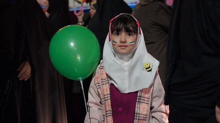 تصاویر/ پنجاه و نهمین شب؛ میدان اصلی شهرستان خوی مملو از جمعیتی شد که «مرگ بر آمریکا» سر می‌دادند