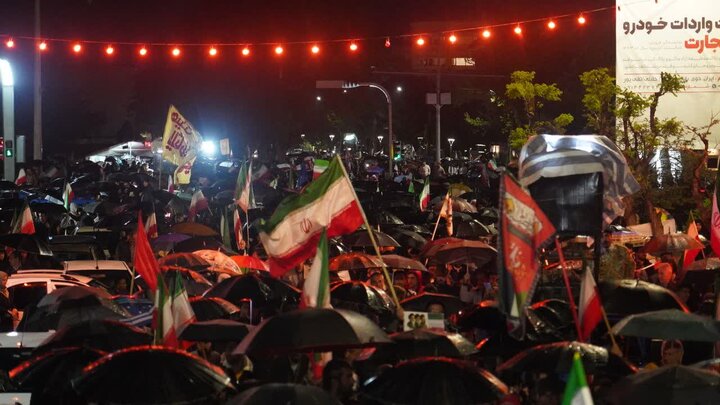 تصاویر/ پنجاه و نهمین شب؛ میدان اصلی شهرستان خوی مملو از جمعیتی شد که «مرگ بر آمریکا» سر می‌دادند