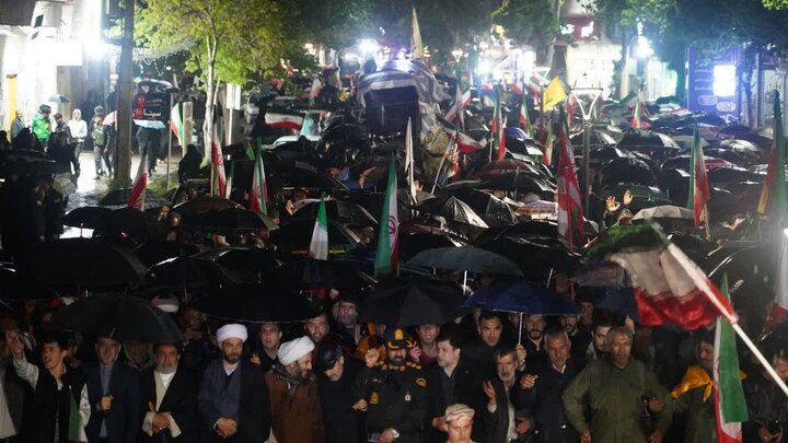 تصاویر/ پنجاه و نهمین شب؛ میدان اصلی شهرستان خوی مملو از جمعیتی شد که «مرگ بر آمریکا» سر می‌دادند