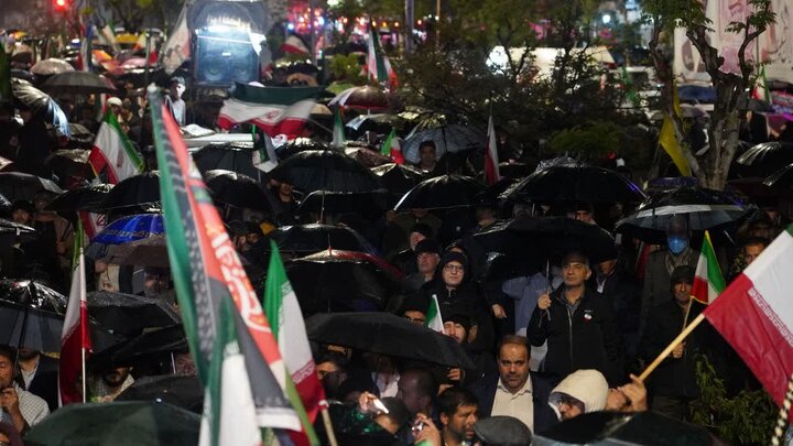 تصاویر/ پنجاه و نهمین شب؛ میدان اصلی شهرستان خوی مملو از جمعیتی شد که «مرگ بر آمریکا» سر می‌دادند