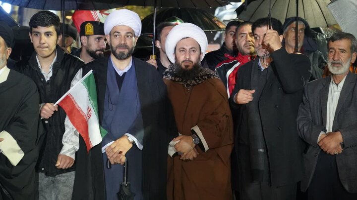 تصاویر/ پنجاه و نهمین شب؛ میدان اصلی شهرستان خوی مملو از جمعیتی شد که «مرگ بر آمریکا» سر می‌دادند