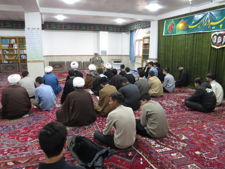 تصاویر/  نشست مدیر حوزه علمیه آذربایجان غربی با  طلاب مدرسه علمیه امام خمینی خوی