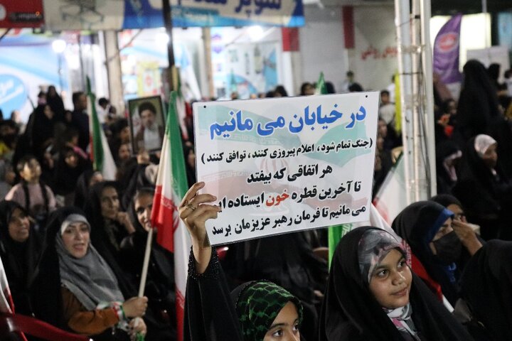 تصاویر/ حال و هوای بندر دیّر در شب میلاد امام رضا(ع)
