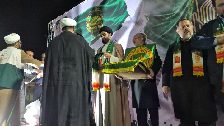 تصاویر/ حضور خدام حرم رضوی و پرچم متبرک حرم امام رضا(ع) در جشن عنبرآباد