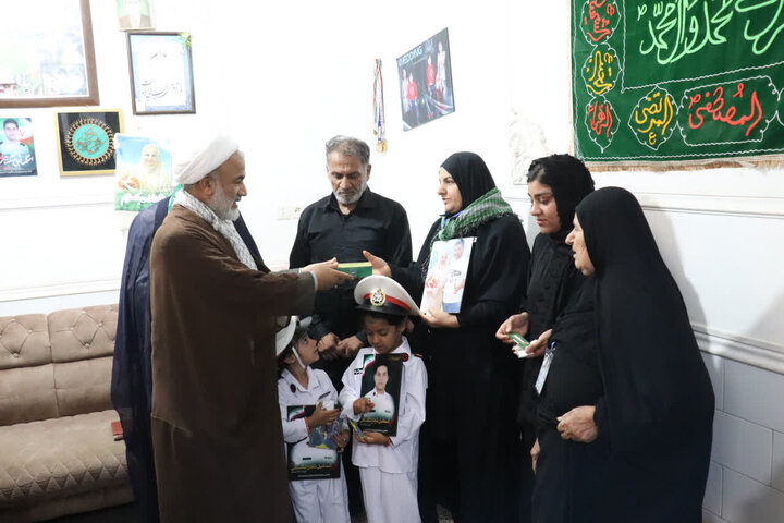 تصاویر/ دیدار خادمان رضوی با خانواده شهید اسماعیل شجاع تنگستانی