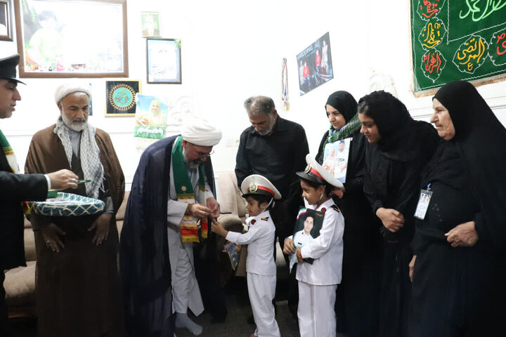 تصاویر/ دیدار خادمان رضوی با خانواده شهید اسماعیل شجاع تنگستانی