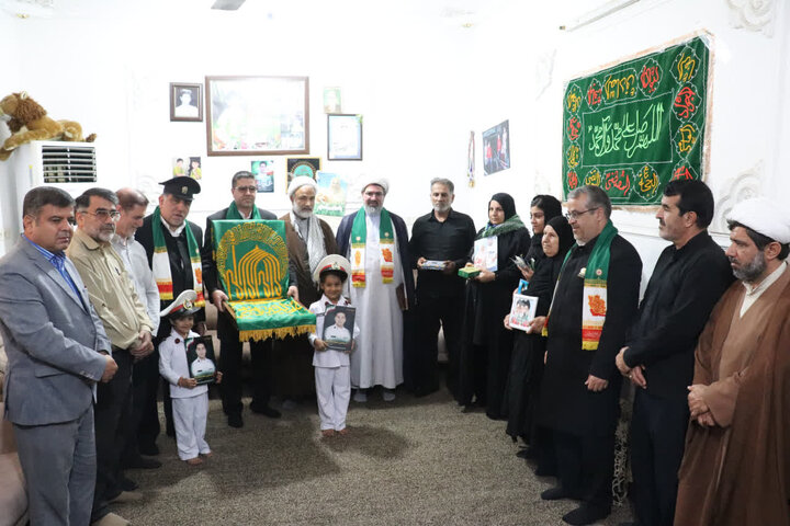 تصاویر/ دیدار خادمان رضوی با خانواده شهید اسماعیل شجاع تنگستانی