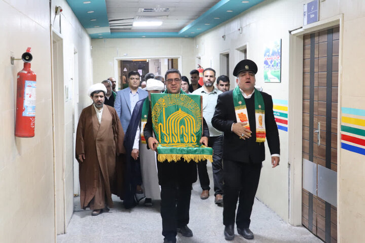 تصاویر/ عیادت خادمان رضوی از بیماران بیمارستان شهید گنجی برازجان