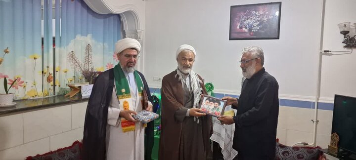 تصاویر/ دیدار خادمان امام رضا(ع) با خانواده شهید دانیال احسانی فرد