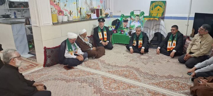تصاویر/ دیدار خادمان امام رضا(ع) با خانواده شهید دانیال احسانی فرد